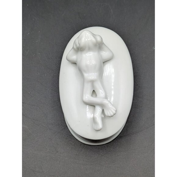 Fitz and Floyd White Porcelain Laying Frog Gazing Trinket Box Vintage Japan 3.5" - Picture 4 of 9